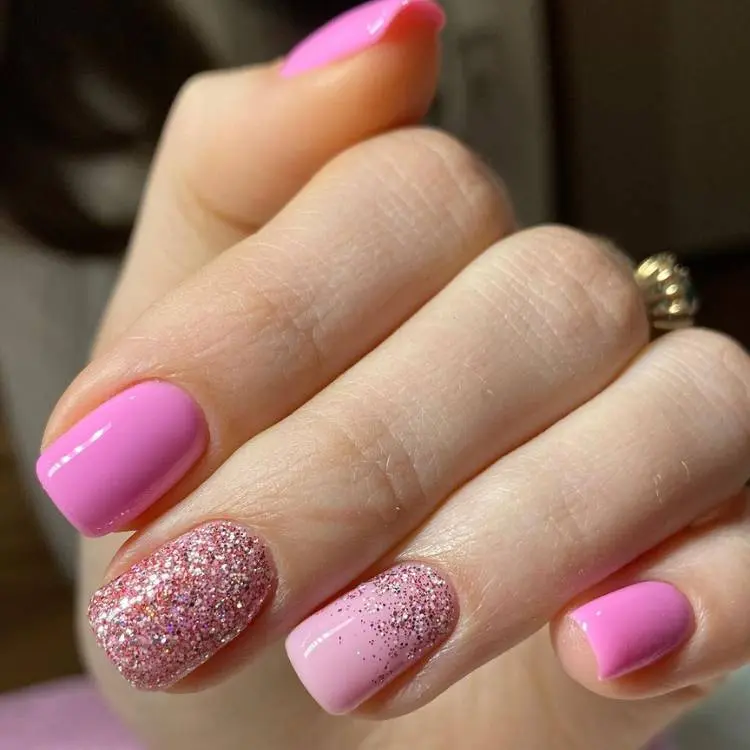 unhas curtas quadradas com esmalte rosa e glitter