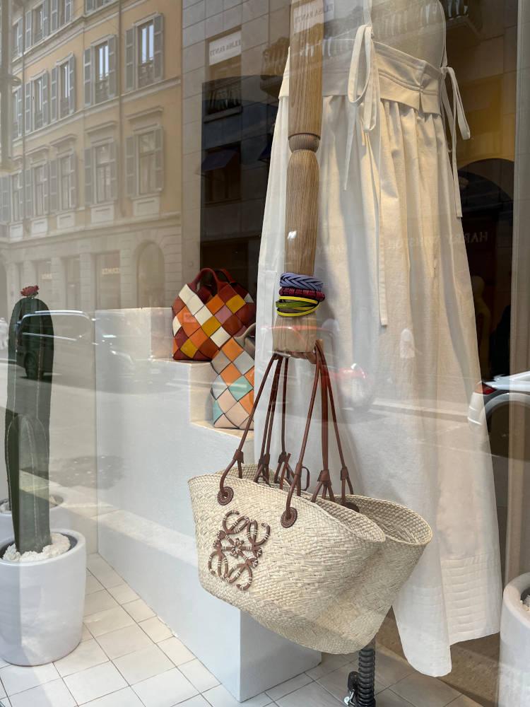 Tendência de Milão para 2023: Vitrine da marca Lowe para o Verão 2023