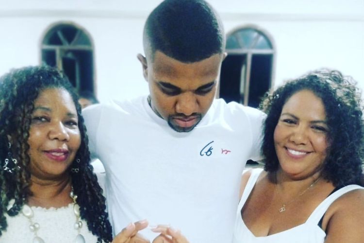 Foto do Davi, do BBB 24, com sua esposa e mãe