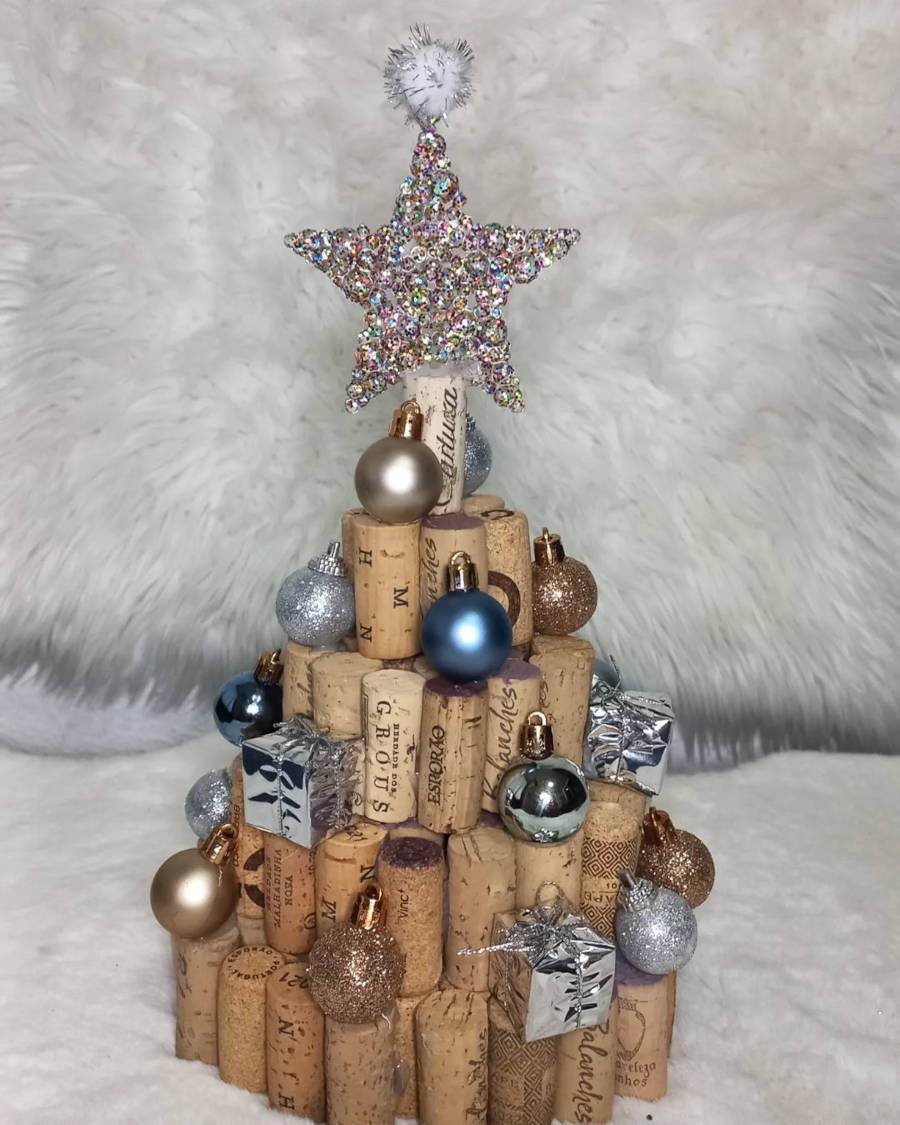 Árvore de natal feita com rolhas.