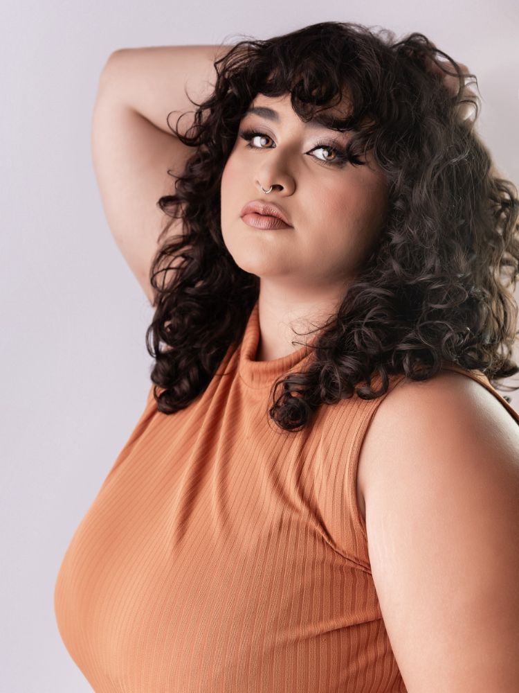 Mulher de pele clara usando shaggy hair cacheado marrom escuro 
