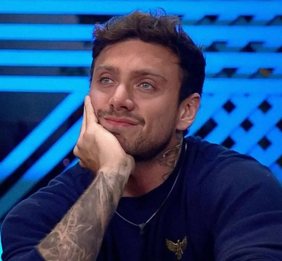 Vini Buttel em A Fazenda exibindo suas tatuagens