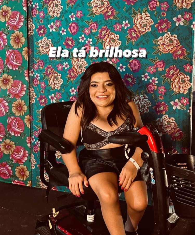 Looks do São João da Thay 2023: Pequena Lo, TikToker, usando top com brilho + short de couro