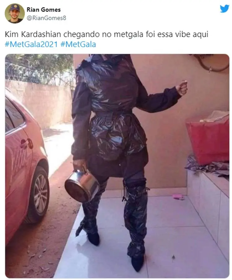 Foto com meme sobre Kim Kardashian no Met Gala 2021.