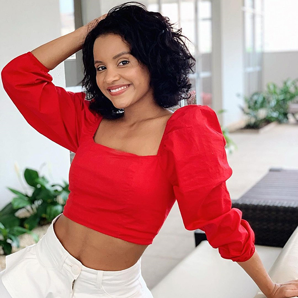 Gleici usando cropped vermelho de manga bufante e saia branca