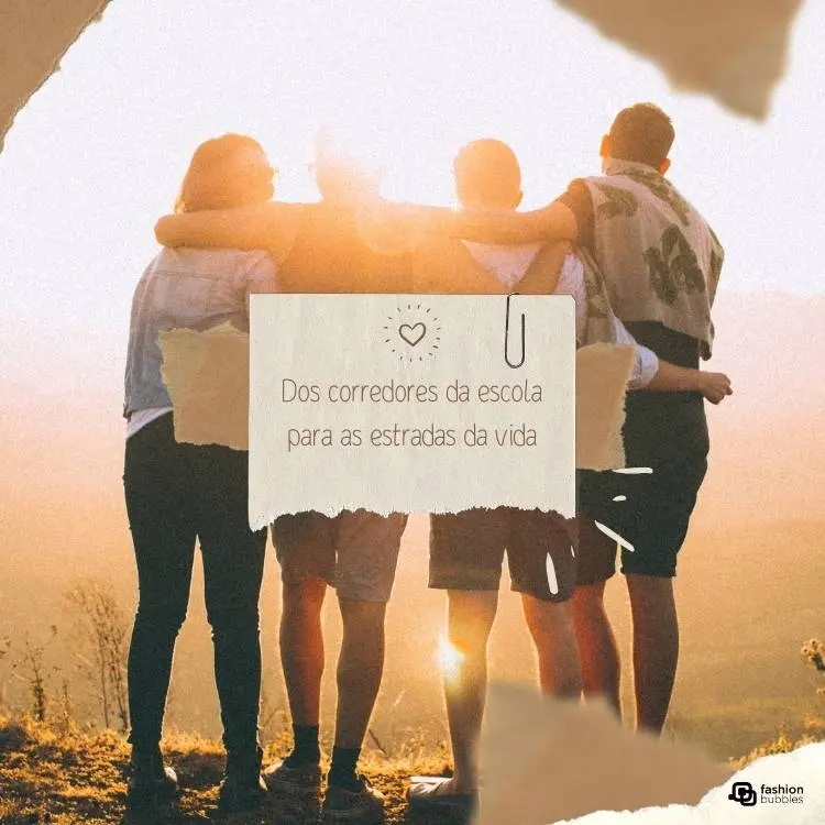 Quatro amigos abraçados ao por do sol. sendo um deles de calça preta e os outros três de bermuda. Ao centro, há um bloco branco escrito " Dos corredores da escola para as estradas da vida". 