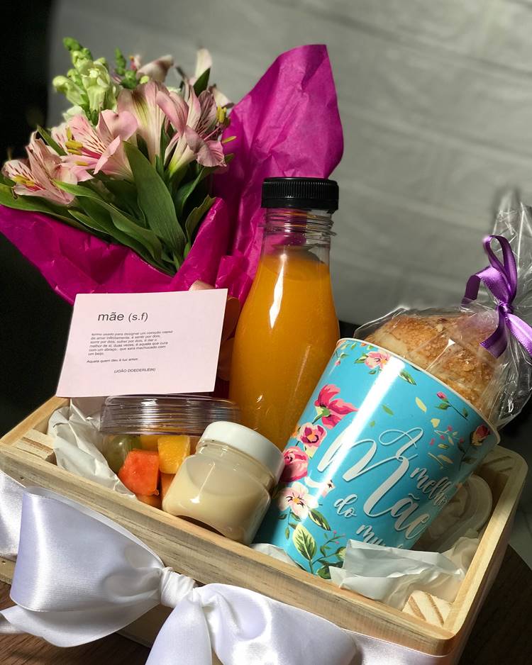 cesta simples, com suco, doces caseiros, pão, copo e flor