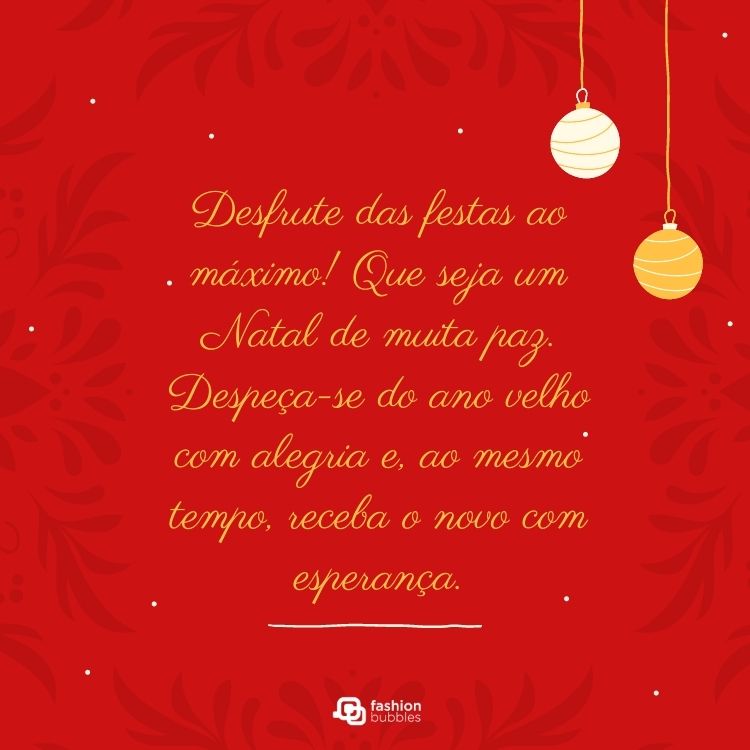 Cartão de fundo vermelho com sombras de ramos e bolas de Natal e frase: Desfrute das festas ao máximo! Que seja um Natal de muita paz. Despeça-se do ano velho com alegria e, ao mesmo tempo, receba o novo com esperança.