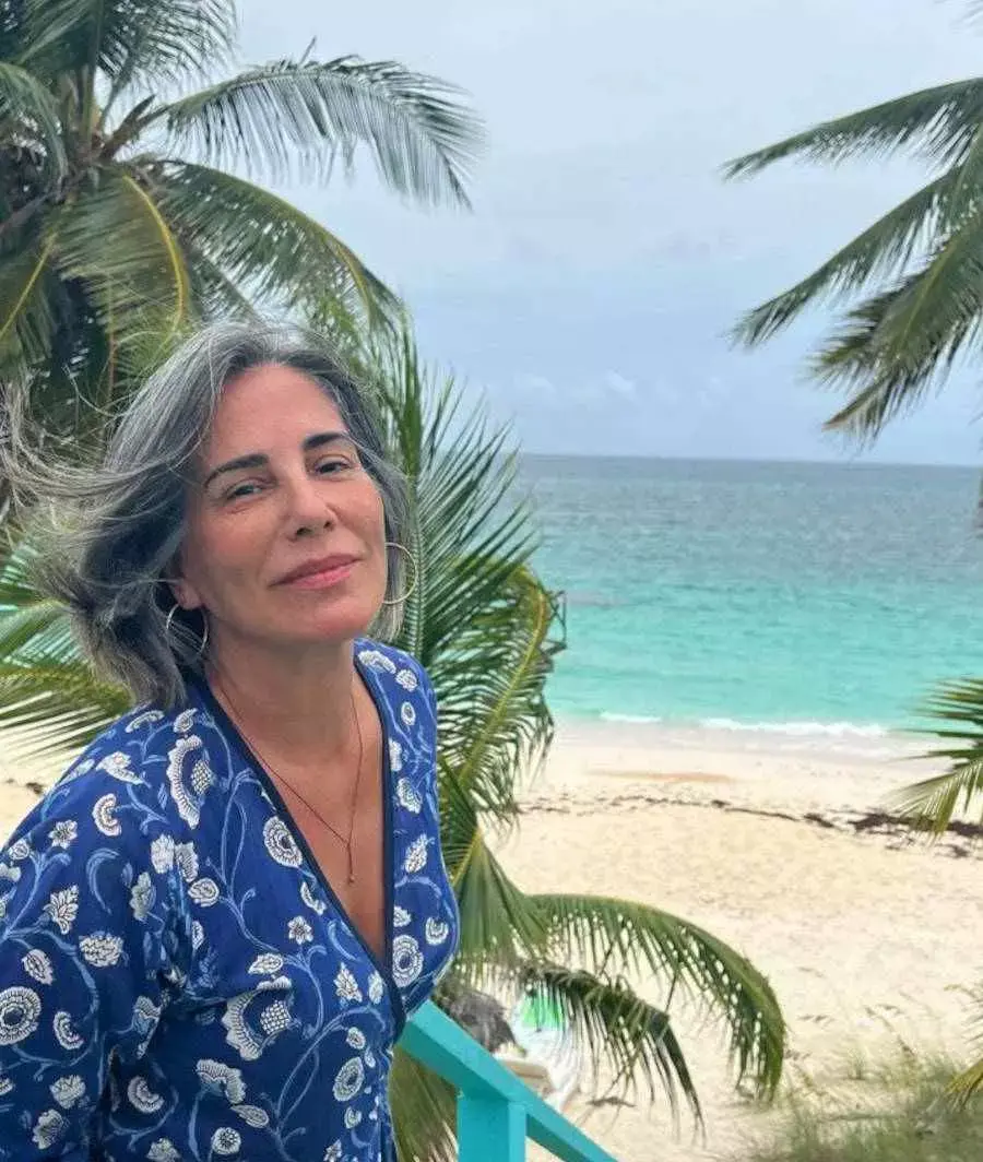 Foto de Glória Pires aos 58 anos, com a praia de Bahamas ao fundo 
