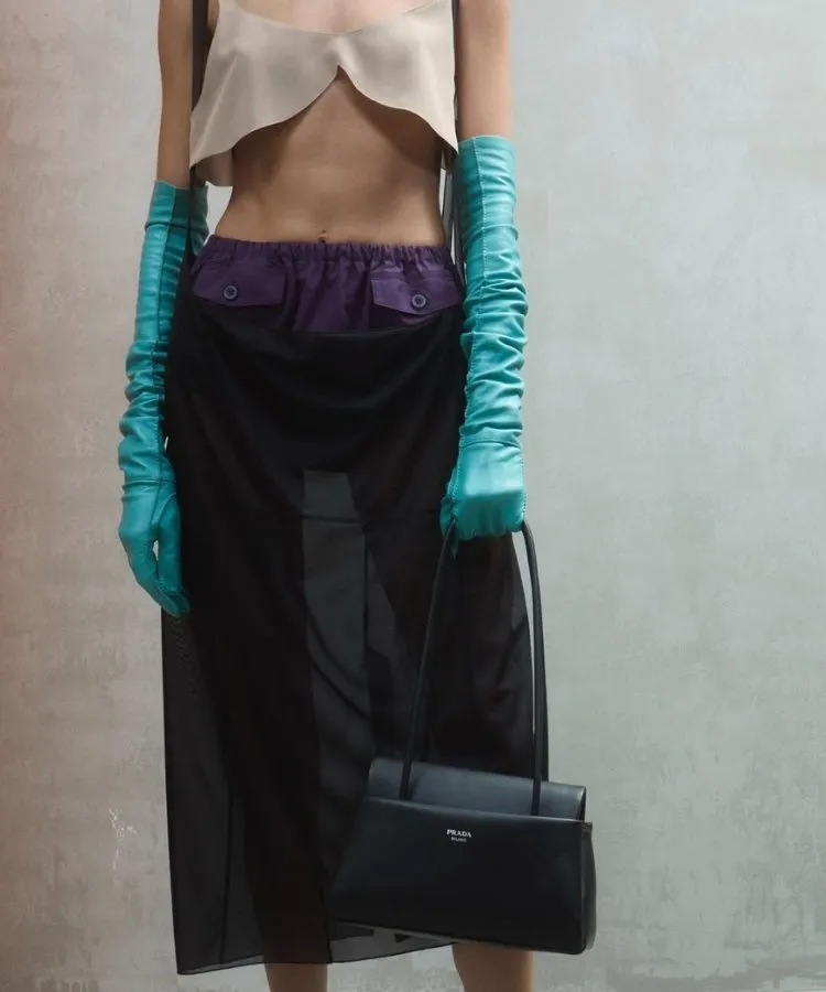 Foto de modelo durante desfile da Prada na Semana de Moda de Milão SS26