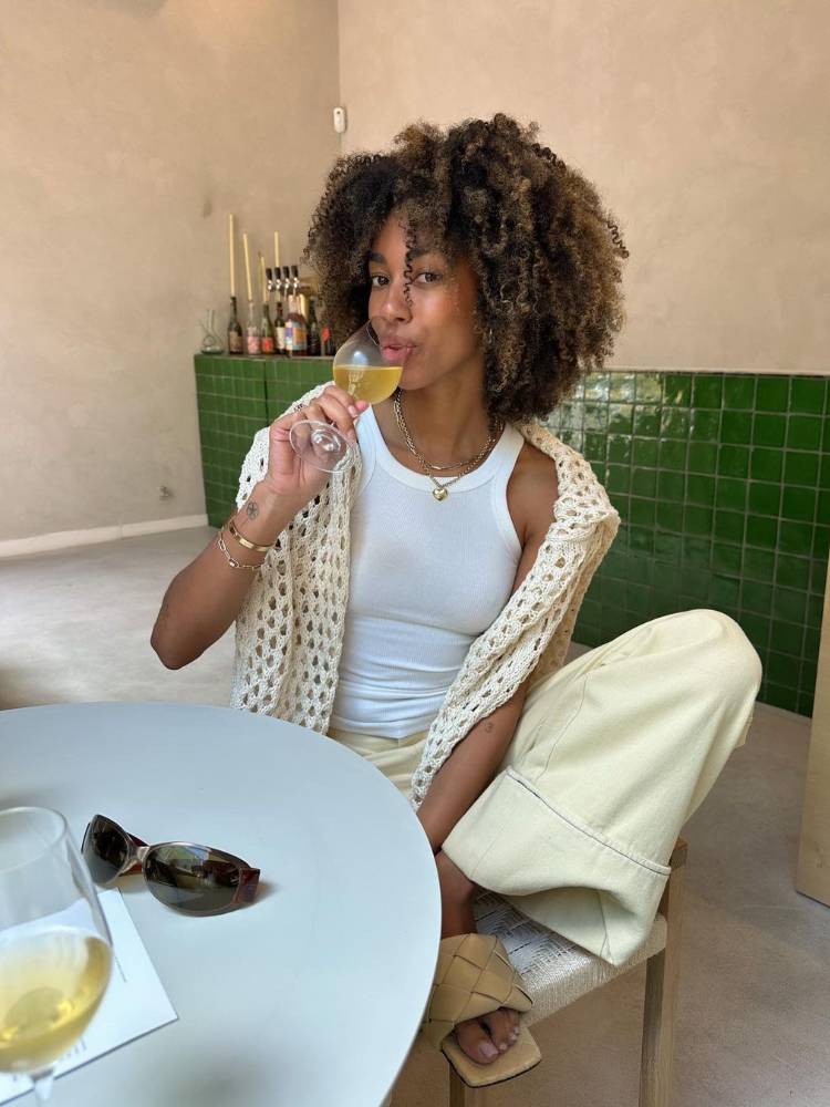 mulher usando regata branca com tricô e calça wide leg off-white