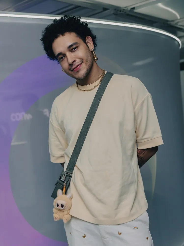 Foto de Fábio Marxx com look bege e branco