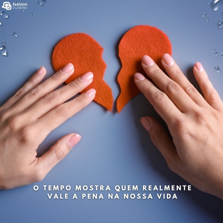 Foto de mãos segurando coração partido de feltro, com o escrito "O tempo mostra quem realmente vale a pena na nossa vida"