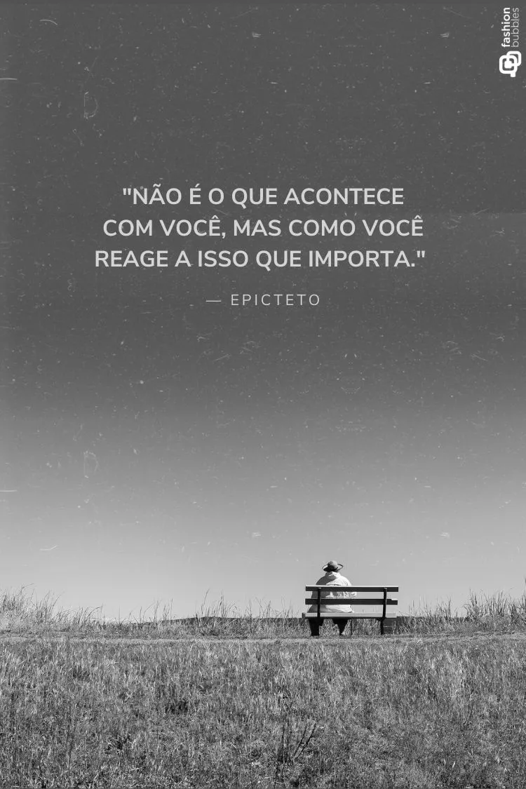 A imagem em preto e branco mostra uma pessoa sentada em um banco de madeira em meio a um campo aberto, com o horizonte ao fundo e um céu vasto. A citação "Não é o que acontece com você, mas como você reage a isso que importa. — Epicteto" está sobreposta.

