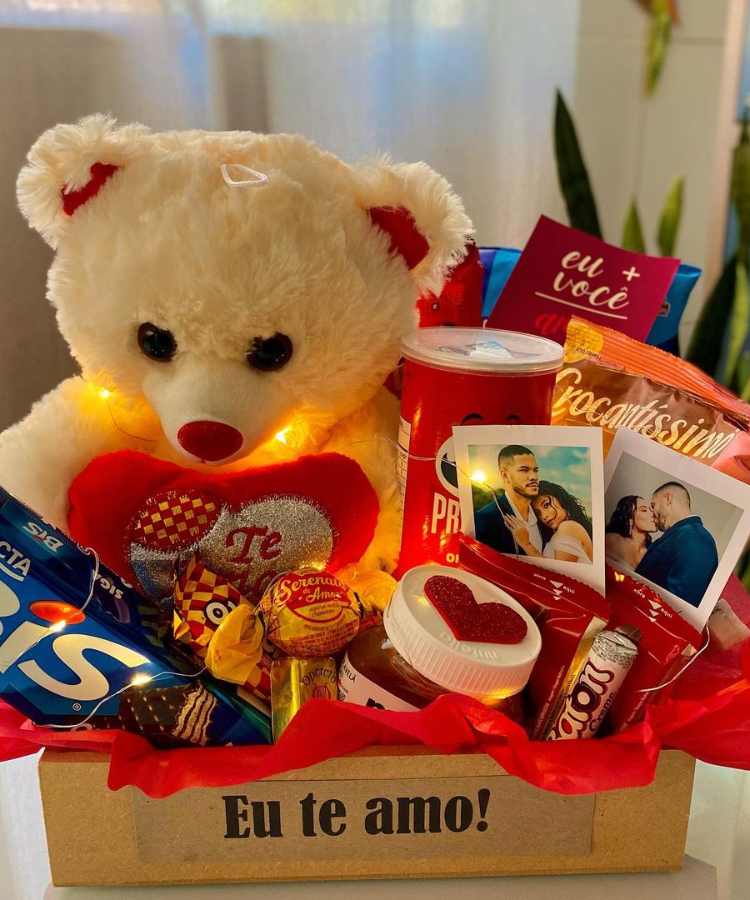 Cesta romântica com ursinho de pelúcia, chocolates, fotos polaroyd, nutella, bis, etc