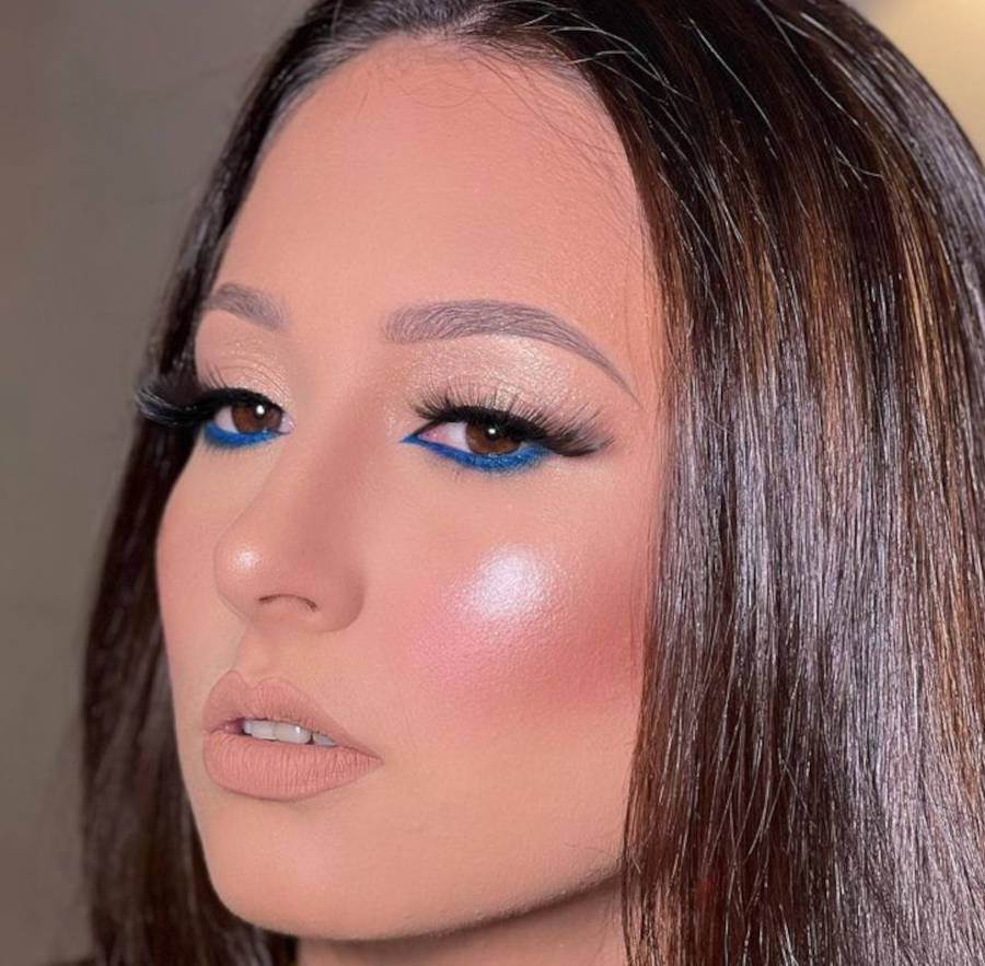 Foto de mulher com delineado azul embaixo