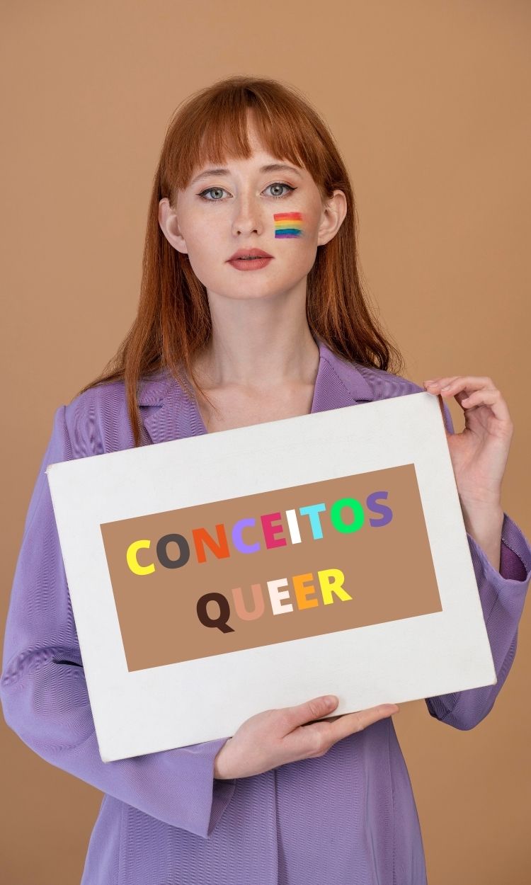 Imagem de uma mulher ruiva segurando uma placa.