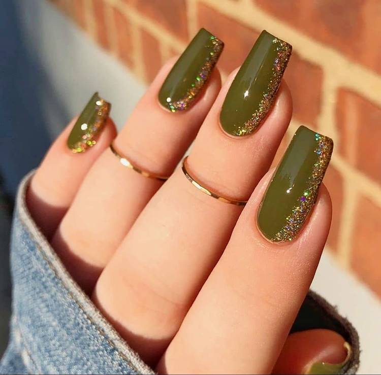 Pessoa de pele clara com unha quadrada grande verde e lateral com glitter