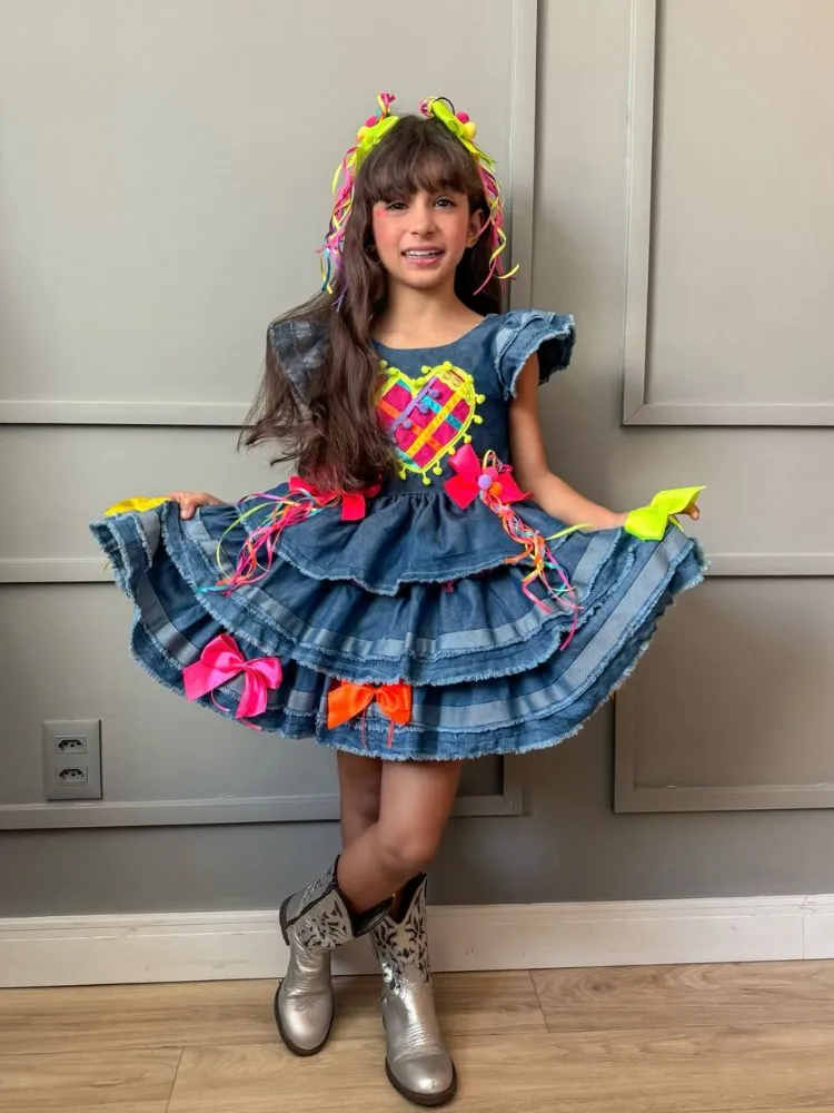 Menina de pele clara usando vestido jeans caipira e bota western prata 