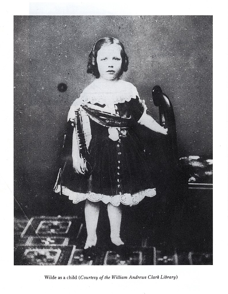 Foto em preto e branco de Oscar Wilde criança com um vestido e meia-calça Foto de Oscar Wilde criança com um vestido, por volta de 1860.