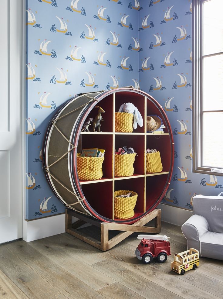 Quarto com desenho de navios.