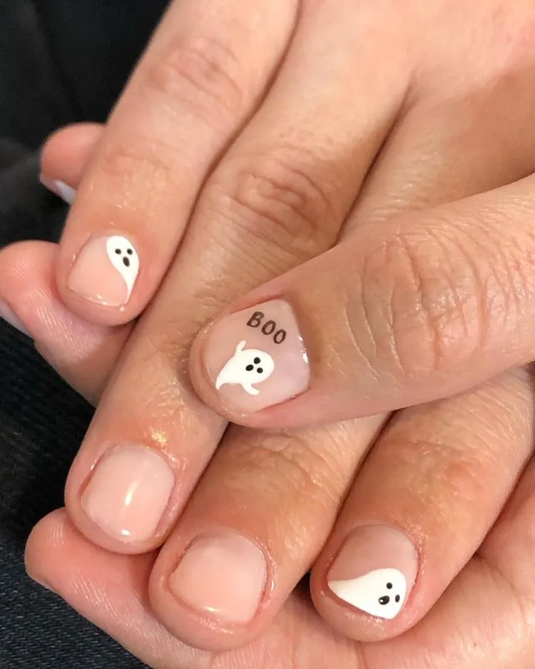 unha curta de halloween nude com fantasmas brancos