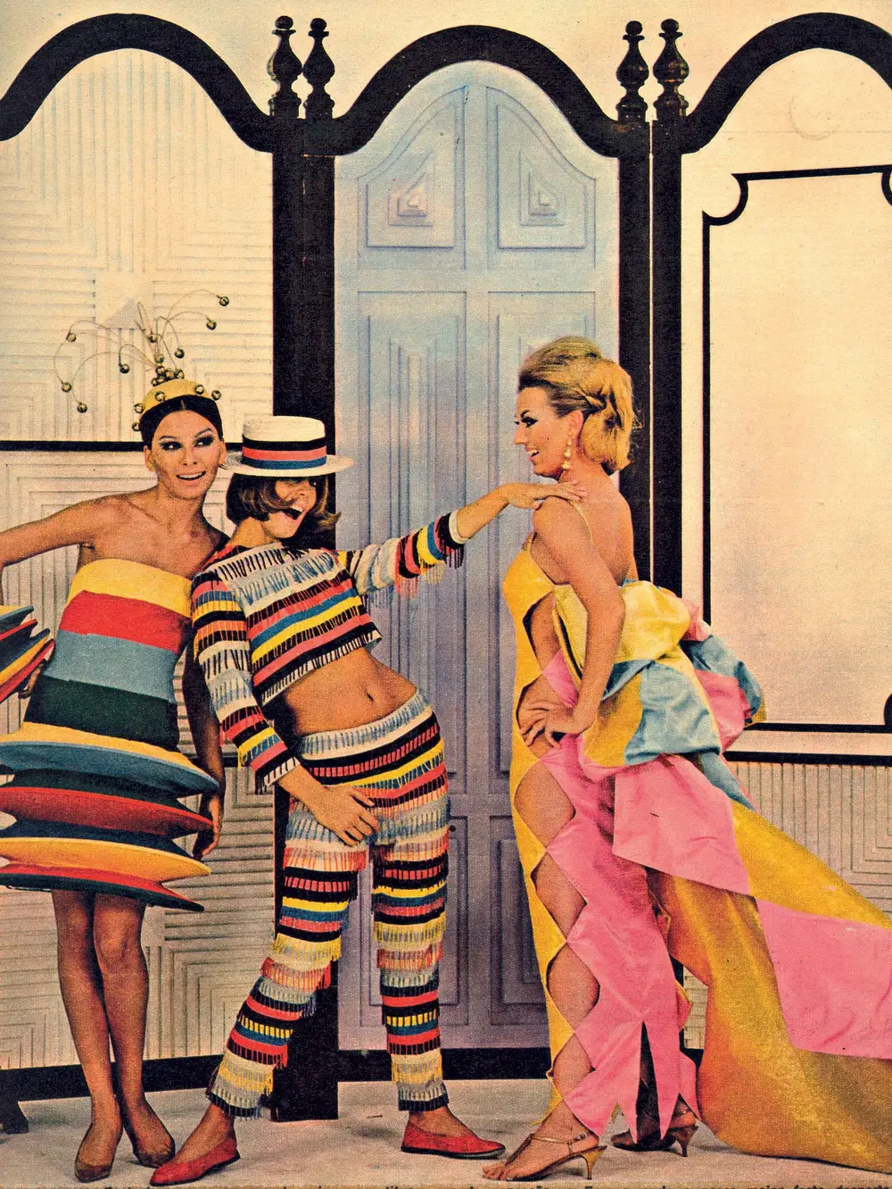 Mailú, Mila e Lilian com peças criadas por Alceu Penna para o desfile-show Rio 400 anos, em 1964. 