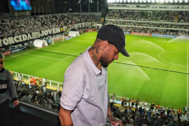 Neymar de camisa polo branca e boné preto no camarote da Vila Belmiro