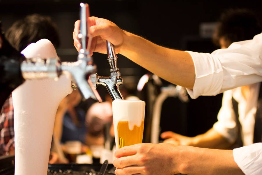 Homem tirando chopp.