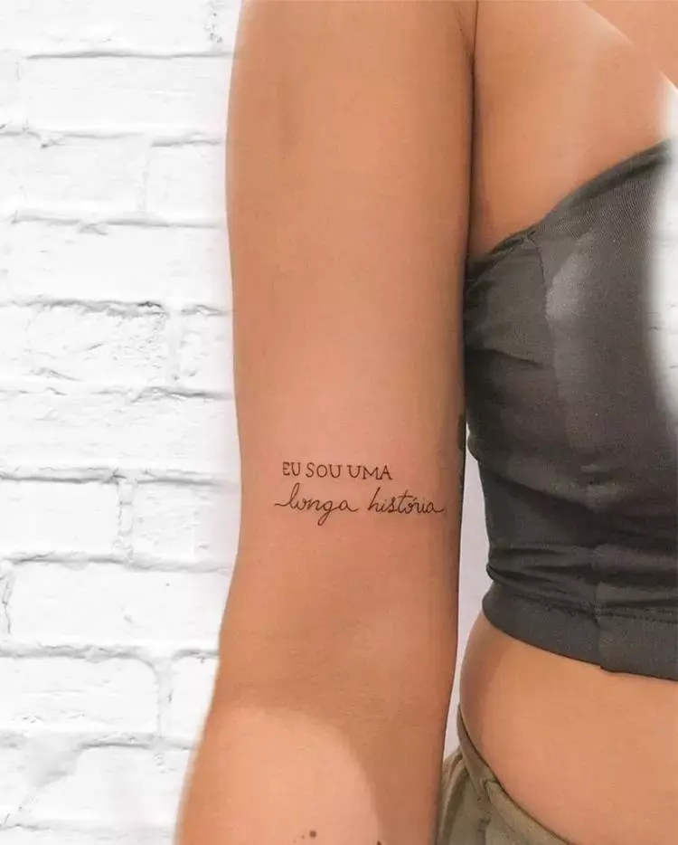 tatuagem escrita Eu sou uma longa história. no braço
