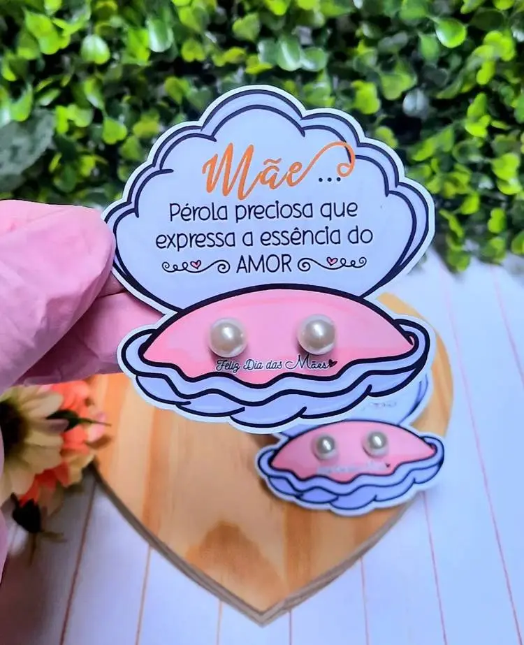 Lembrancinha de Dia das mães cartão com desenho de concha aberta e brincos de pérola