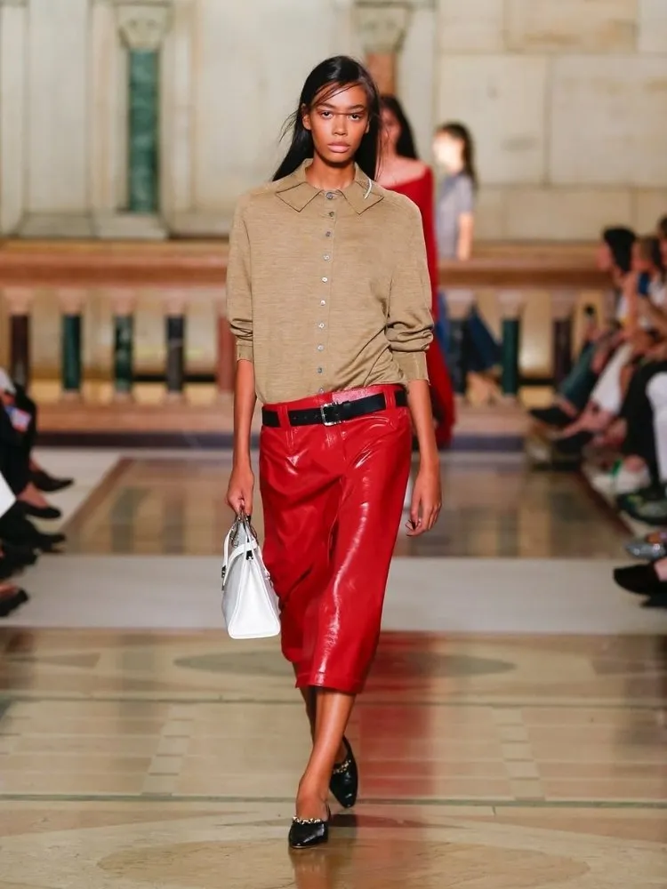 Foto de modelo usando saia vermelha Tory Burch, uma das tendências da Semana de Moda de Nova York 2025