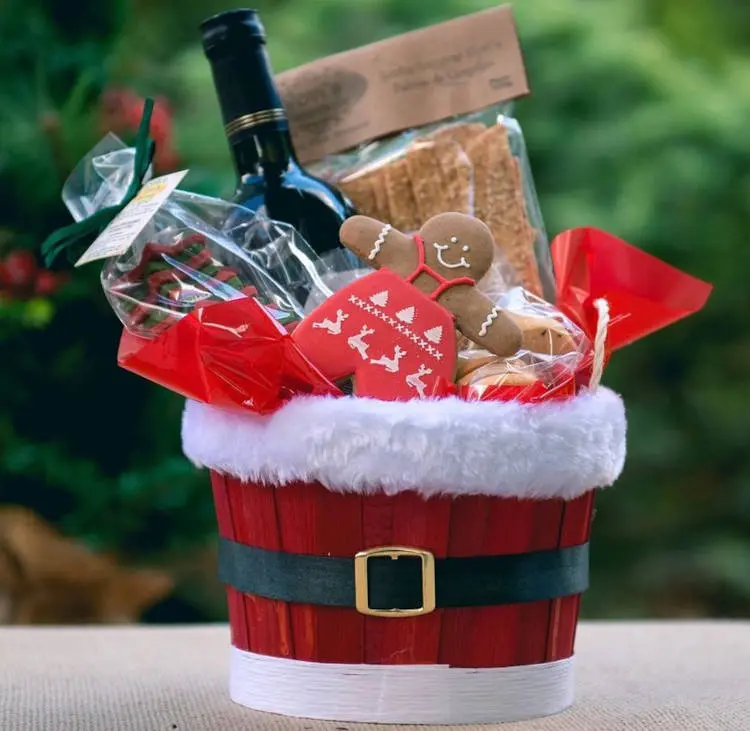 Cesta de papai noel com doces temáticos de natal 