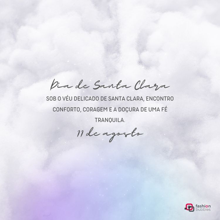A imagem apresenta um fundo em tons de roxo, cinza e branco, com uma textura que lembra nuvens. No centro, a frase em português: "Dia de Santa Clara. Sob o véu delicado de Santa Clara, encontro conforto, coragem e a doçura de uma fé tranquila. 11 de agosto." No canto inferior direito, o logotipo "fashion bubbles".

