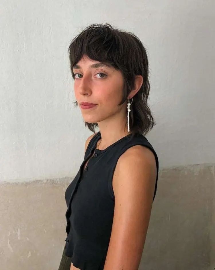 Mulher corte de cabelo mullet castanho liso