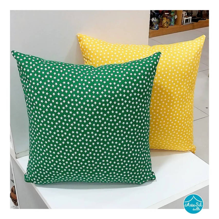 Almofadas verde e amarela com estrelas.