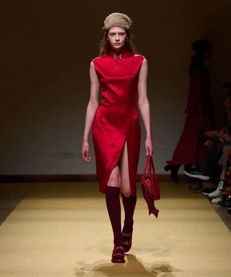 Modelo usando vestido de cetim, uma das tendências da Semana de Moda de Milão Outono Inverno 2026