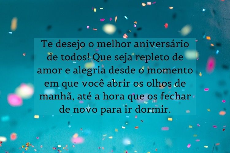 Fundo azul com confetes coloridos e frase "Te desejo o melhor aniversário de todos! Que seja repleto de amor e alegria desde o momento em que você abrir os olhos de manhã, até a hora que os fechar de novo para ir dormir.  "