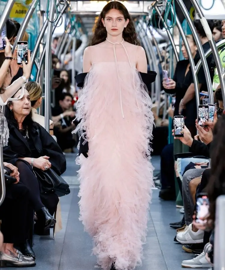 Foto de modelo usando vestido de plumas rosa, uma das tendências do SPFW N60