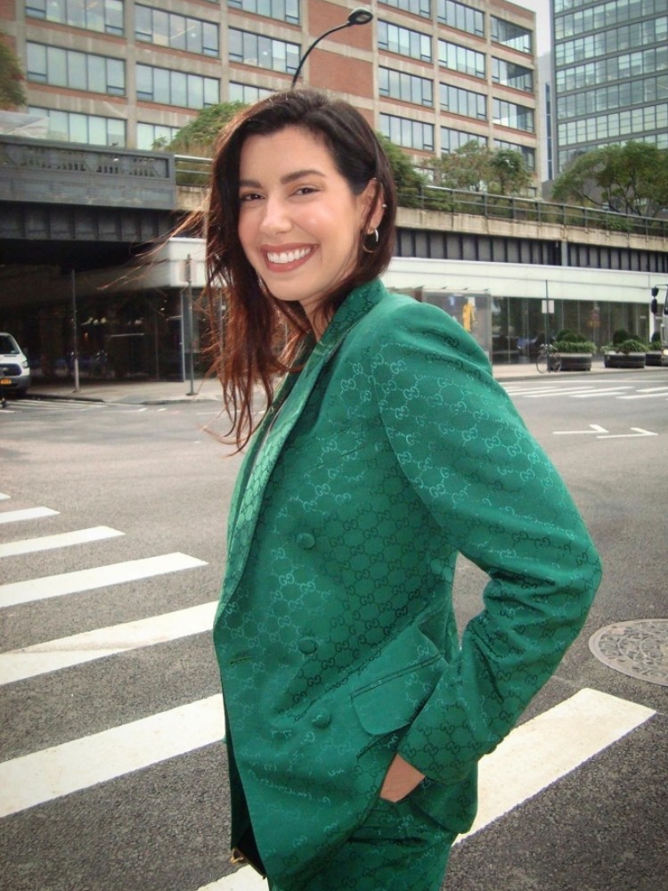 mulher usando conjunto de blazer verde da gucci