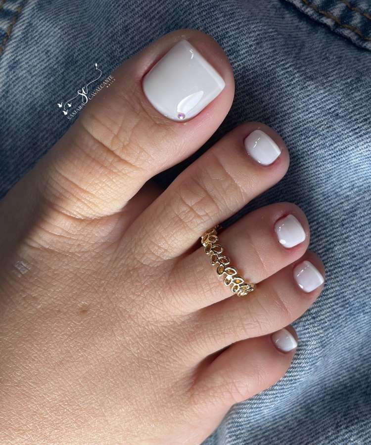 Unhas dos pés decoradas francesinha nude com 1 pedrinha