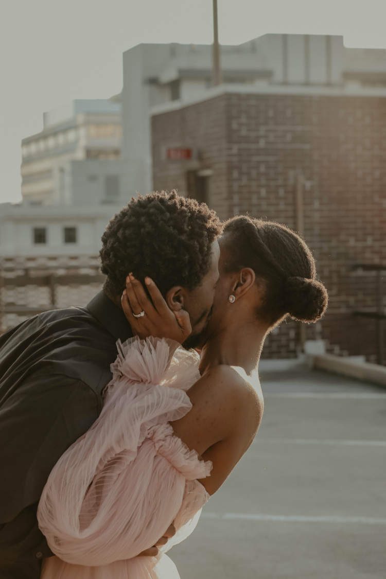um homem e uma mulher se beijando