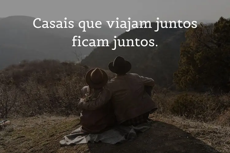 casal de costas sentado em uma montanha