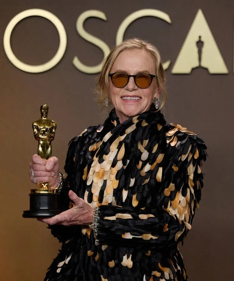 Amy Madigan usando um dos melhores looks do Oscar 2026