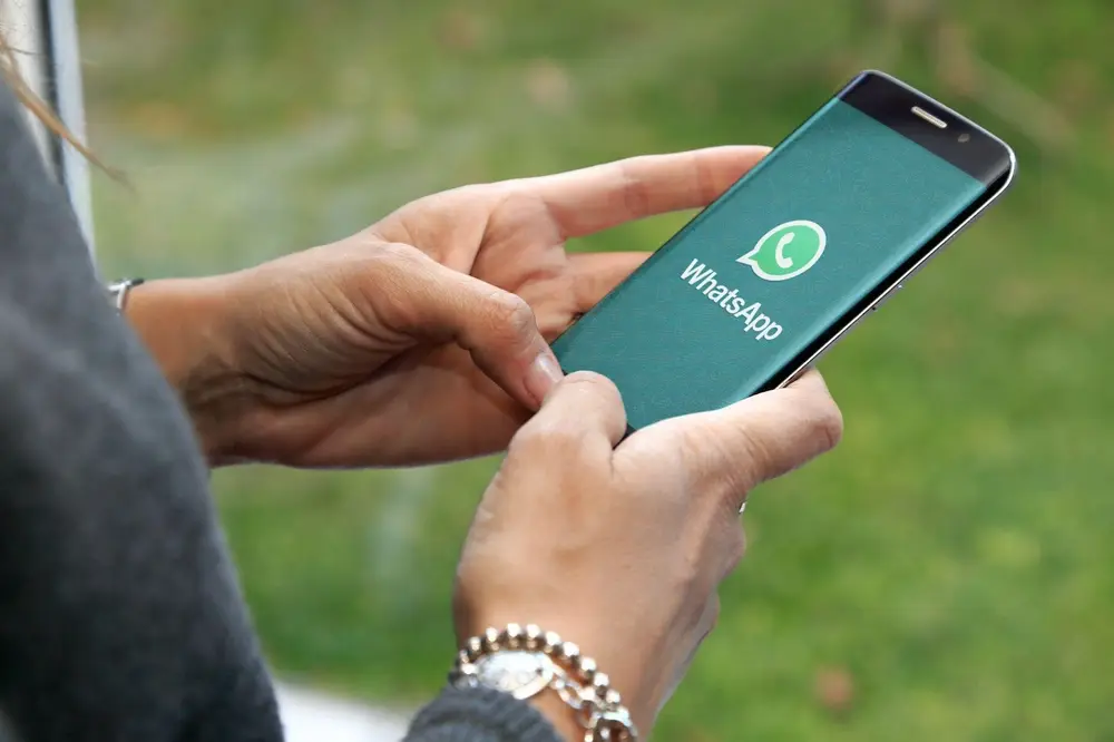 pessoa mexendo no aplicativo WhatsApp para celular
