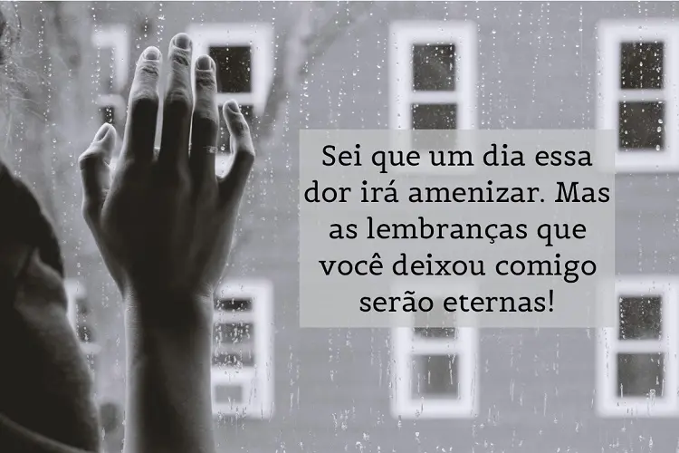 Foto em preto e branco de mão em janela com gotas de chuva