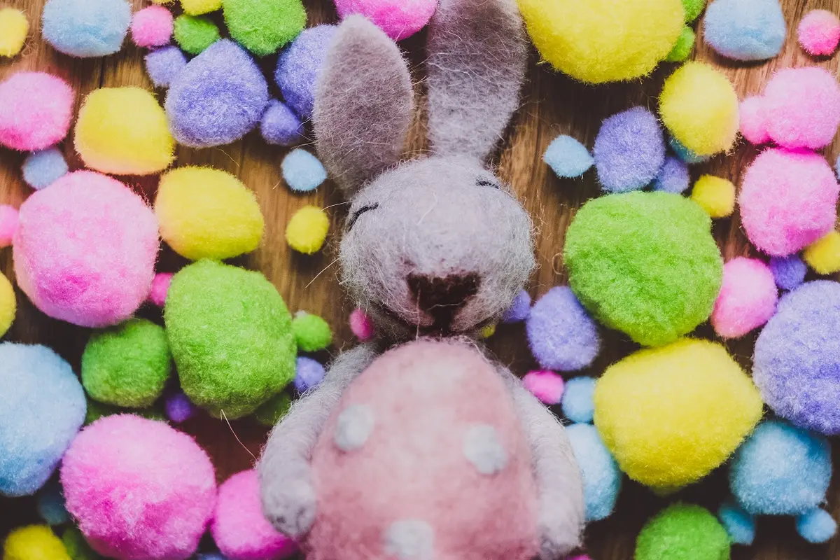 coelhinho da Páscoa de pelúcia 