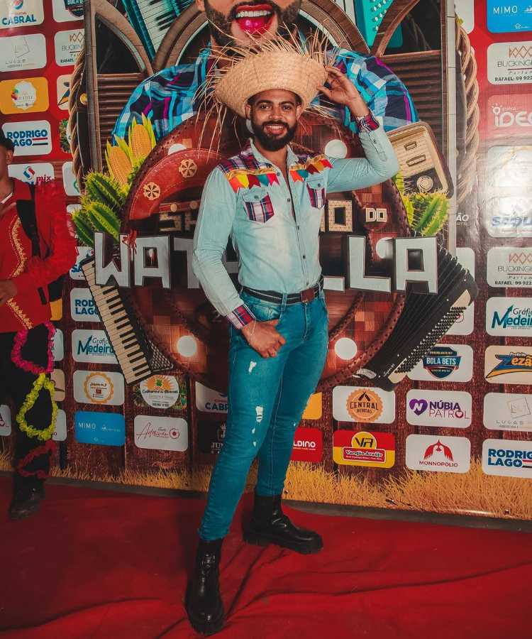 Homem com look junino, com retalhos, bandeirinhas