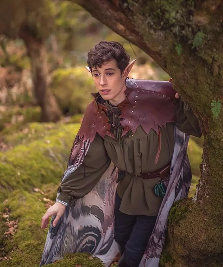 Homem com capa de Halooween fantasia e com orelhas pontudas