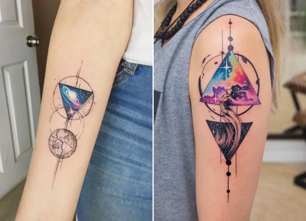 Tatuagem geométrica espacial com triângulos coloridos